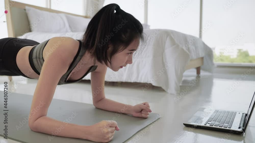 Fitness-loving woman starting planking posture in her bedroom, health concept, quarantine, social distancing
Fitness-loving woman starting planking posture in her bedroom, health concept, quarantine, social distancing