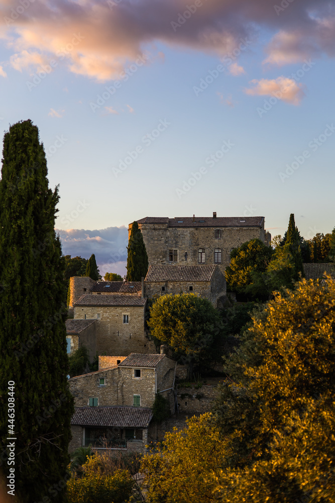 Château de Vénéjan sur les hauteurs du village médiéval au coucher du soleil (Occitanie, France)
