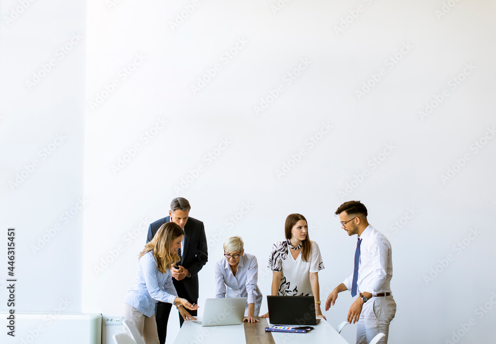 © BGStock72 - Group of business people with young adults and senior woman colleague on meeting at modern bright office interior © BGStock72 - Group of business people with young adults and senior woman colleague on meeting at modern bright office interior