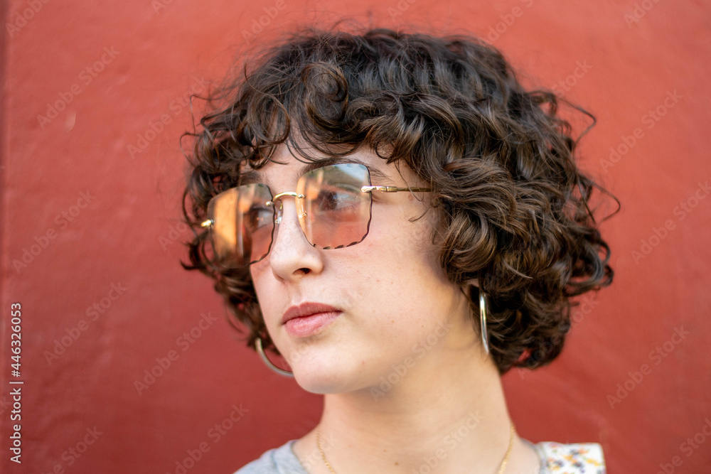 Retrato de joven con el pelo rizado y gafas de sol grandes en distintas ...