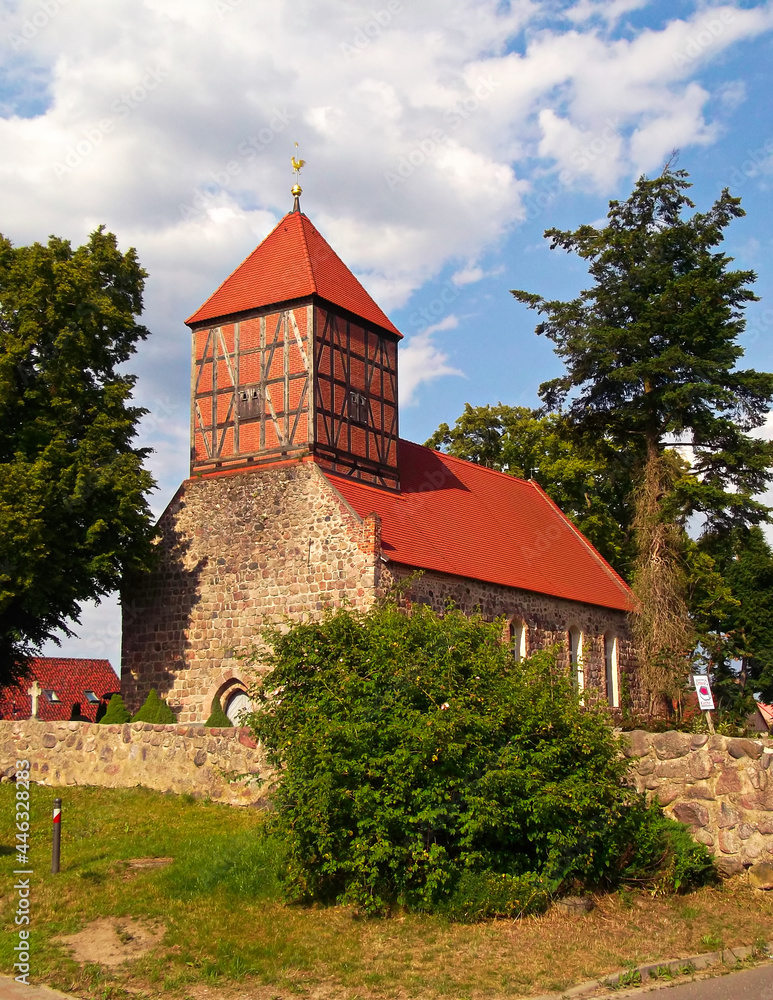 Fototapeta premium Evangelische Feldsteinkirche Peter und Paul