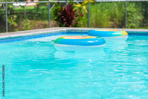 flotador inflable en una piscina en verano con un sol muy fuerte photo