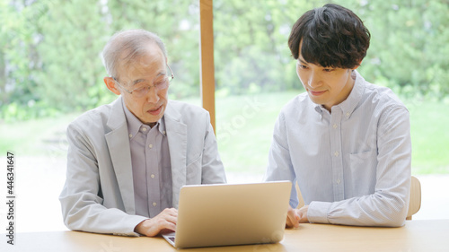 パソコンを教わるシニア男性