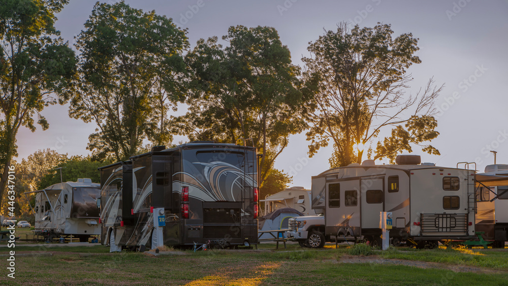 Camping in a Rv at a resort at sunset - obrazy, fototapety, plakaty 