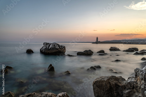 Pose longue au coucher de soleil sur la mer    Nice avec une mer d ouate  des rochers et un ciel color  