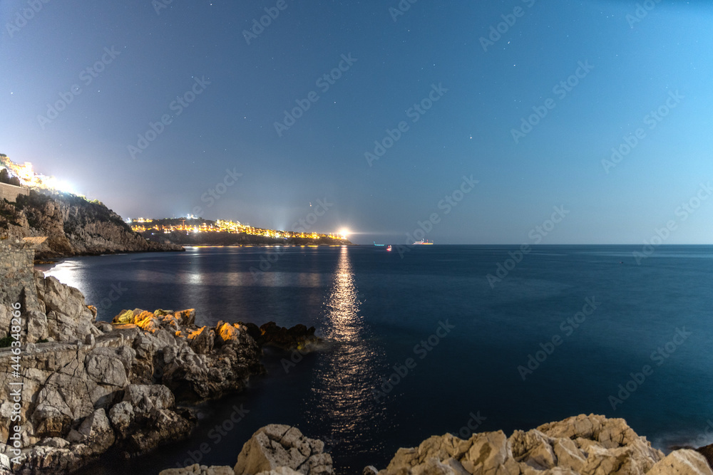 Nuit étoilée sur le Cap Ferrat et la mer Méditerranée