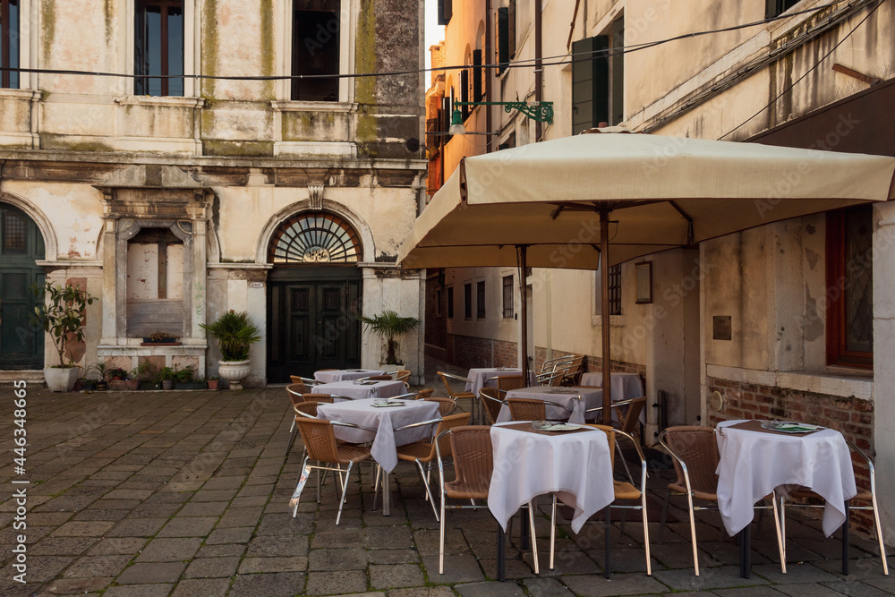 Naklejka premium Empty tables outside a restaurant selective focus