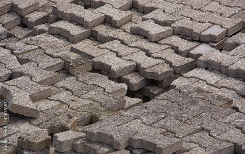 Stapel von alten Rasensteinen aus Beton warten auf ihren Einsatz photo