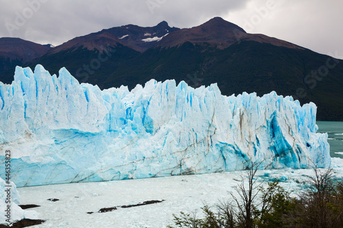 Glacier Perito Moreno (Glaciar Perito Moreno), mountains and lake Argentino (Lago Argentino), national park Los Glyacious. Patagonia, Argentina