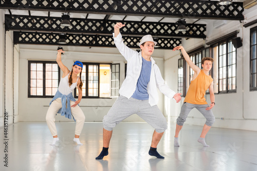 Fototapeta Naklejka Na Ścianę i Meble -  Emotional teenage dancers having hip-hop dance training at dance hall