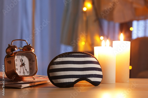 Sleeping mask with alarm cl...