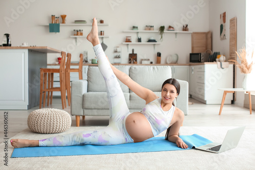 Young pregnant woman practi...