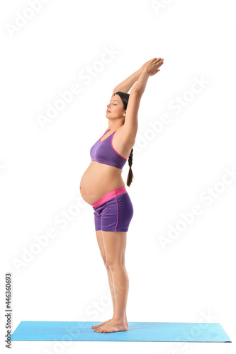 Young pregnant woman practi...