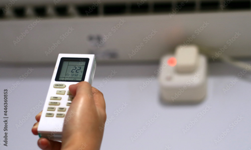 Set the air conditioner temperature using the remote control. Set the air conditioner temperature using the remote control.