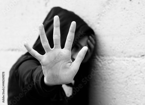 Фотография girls hand saying stop the violence with black and white effect