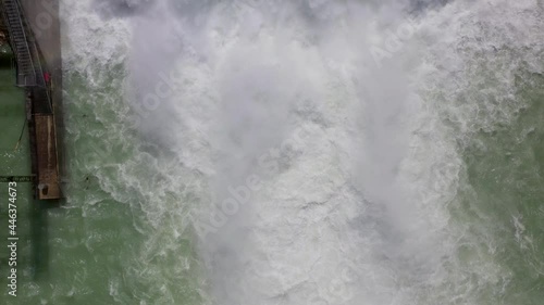 Offene Schleusen beim Wasserkraftwerk Mühleberg im Kanton Bern nach dem Hochwasser 2021, Schweiz