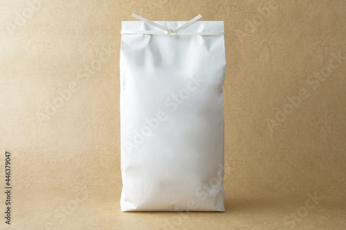 白い紐付きの米袋 photo