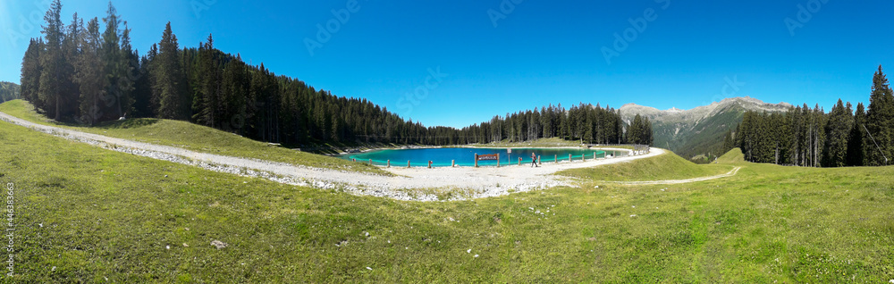 Bellissima vista panoramica delle montagne dal sentiero che porta al lago Montagnoli in Trentino, viaggi e paesaggi in Italia
