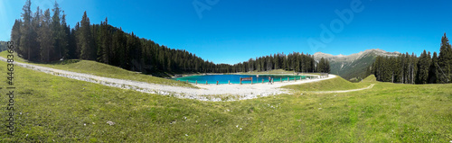 Bellissima vista panoramica delle montagne dal sentiero che porta al lago Montagnoli in Trentino  viaggi e paesaggi in Italia