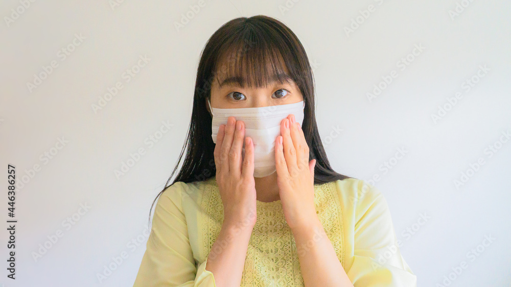 マスクをする女性 マスクをする女性