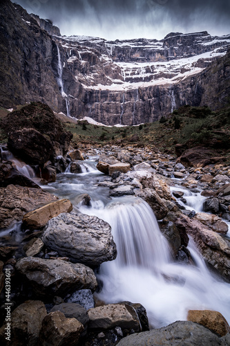Cirque de Gavarnie et rivière du gave de Pau Pyrénées