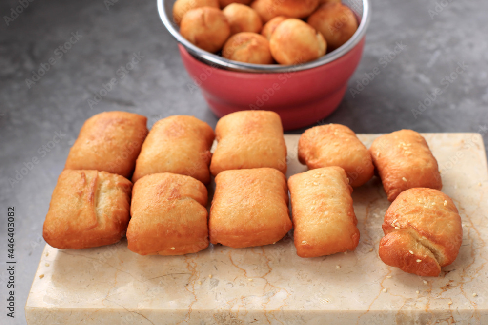 Obraz premium Indonesian Fried Bread Called Roti/Kue Bantal or Famous Name Odading, Selected Focus