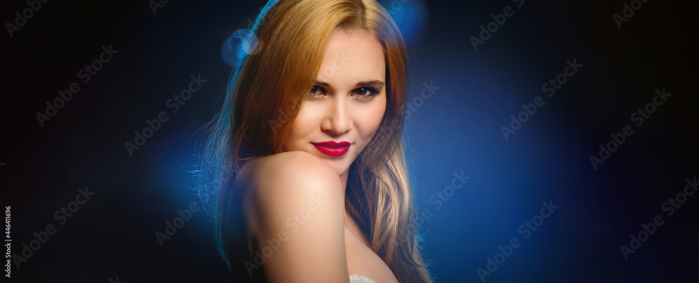 Naklejka premium A beautiful woman is looking at the camera