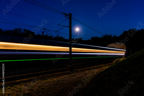 die bahn fährt abends in ein tunnel in der schweiz