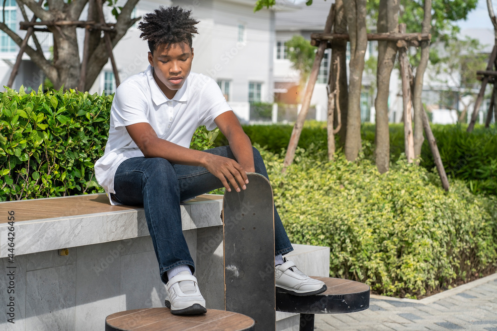 Obraz premium African American teenagers exercising in the garden sit and relax in the garden tired from playing the surfboard. 