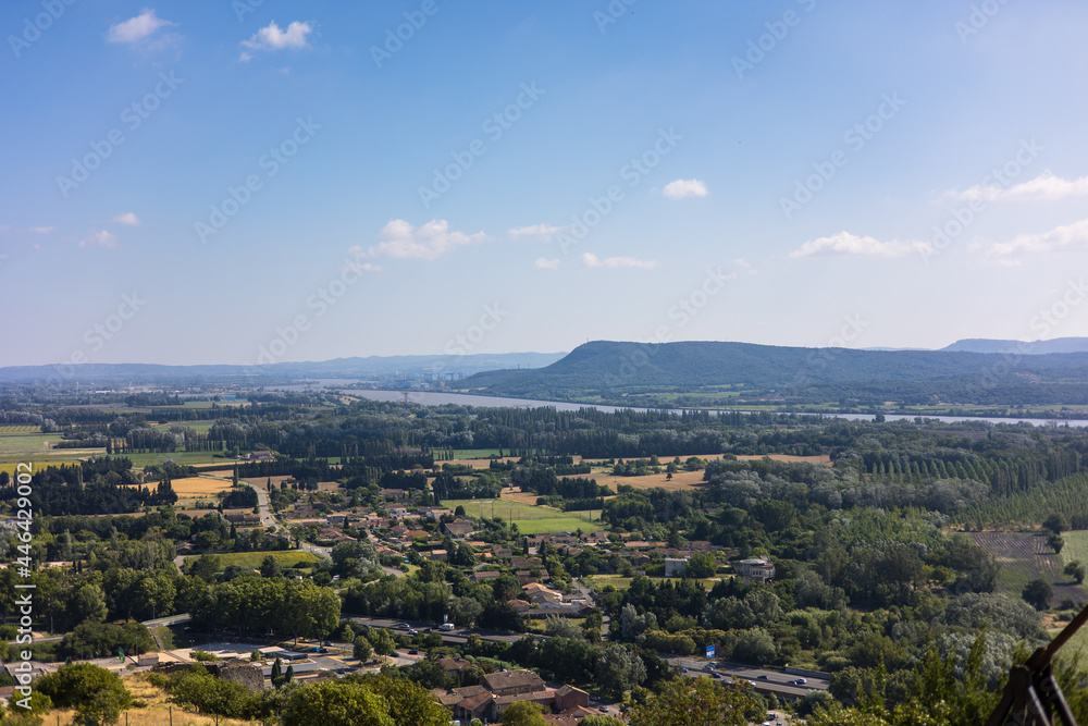 Vue sur la vallée du Rhône depuis le haut de la Forteresse de Mornas (Provence-Alpes-Côte d’Azur, France)