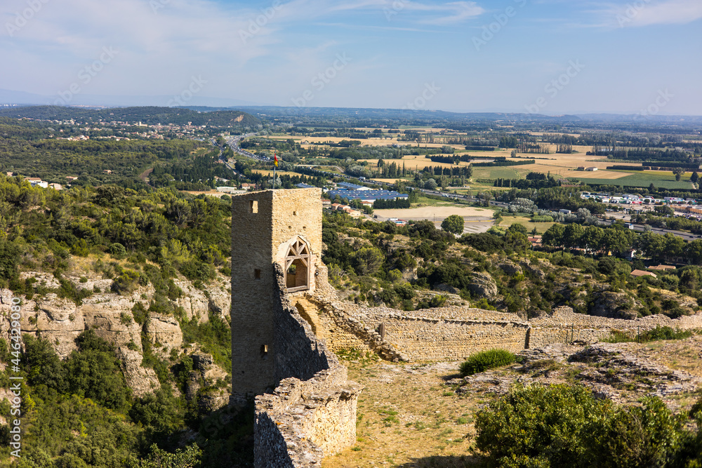 Vue sur la Forteresse de Mornas et la Vallée du Rhône avec l'Autoroute A7 (Provence-Alpes-Côte d'Azur, France)