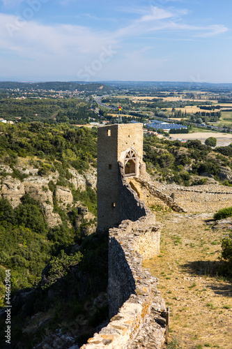 Vue sur la Forteresse de Mornas et la Vall  e du Rh  ne avec l Autoroute A7  Provence-Alpes-C  te d Azur  France 
