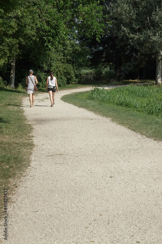 Persone che passeggiano nel parco 

