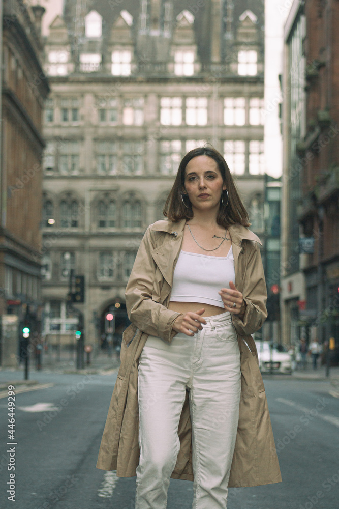Modelo Mujer Posando en Calles de la Ciudad de Glasgow en Reino Unido Modelo Mujer Posando en Calles de la Ciudad de Glasgow en Reino Unido