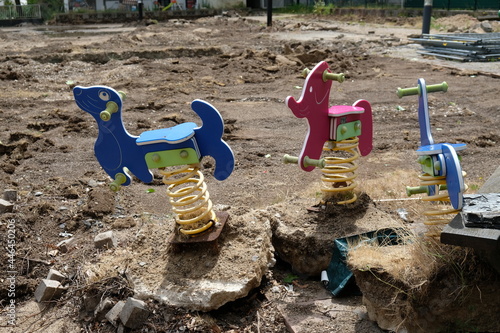 FU 2020-06-06 WeiAlong 394 Blick auf ausgegrabene Kinderspielgeräte photo
