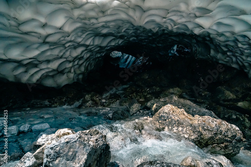 Φωτογραφία Beautiful ice cave with rocks and stream of hot water in Kamchatka Peninsula, Ru