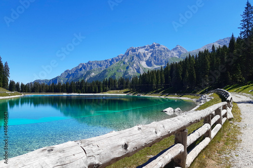Bellissimo panorama delle montagne e del lago Montagnoli in Trentino, viaggi e paesaggi in Italia photo