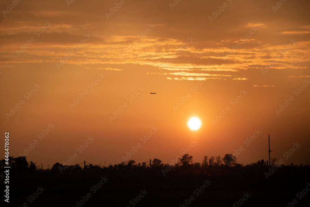 Das Flugzeug gegen die untergehende Sonne kurz nach dem Start Das Flugzeug gegen die untergehende Sonne kurz nach dem Start
