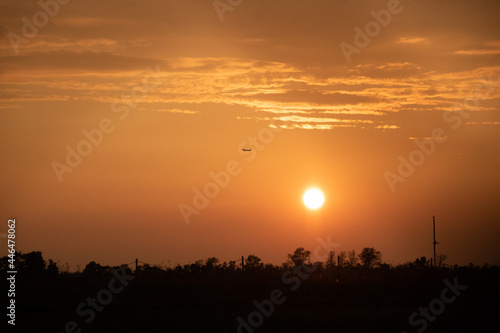 Das Flugzeug gegen die untergehende Sonne kurz nach dem Start