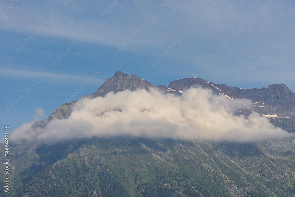 Fototapeta premium Wolkenverhangene Berggipfel in Teleaufnahme