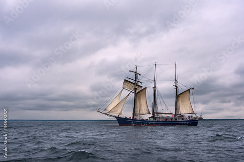 Segelschiff auf der Ostsee vor Warnemünde