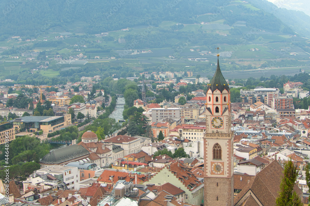 Weitwinkelaufnahme von Meran mit Blick auf die Sankt Nikolauskirche und den Fluss Passer im Bildzentrum