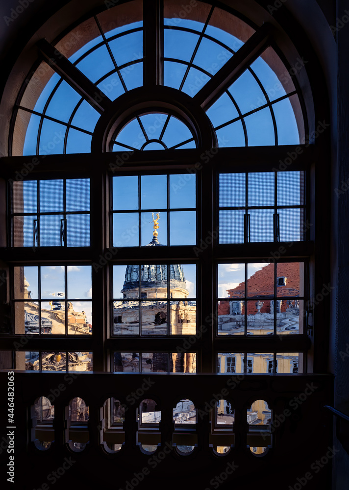 Blick aus Fenster der Frauenkirche, Rundbogen auf Kuppel der Kunstakademie 