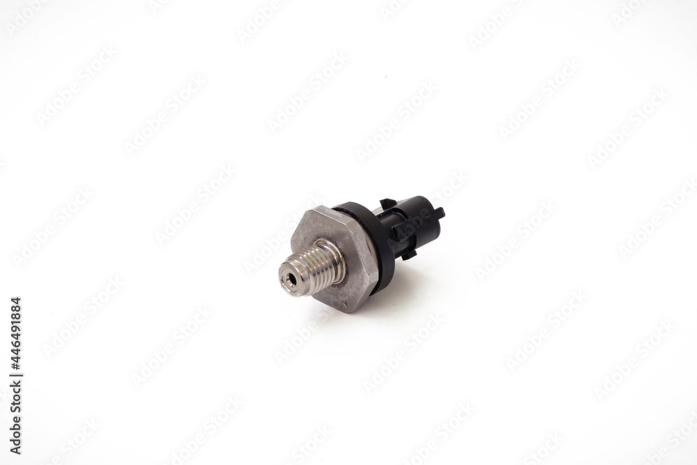 Sensor de presión de combustible sobre fondo blanco. Sensor de presión de combustible sobre fondo blanco.