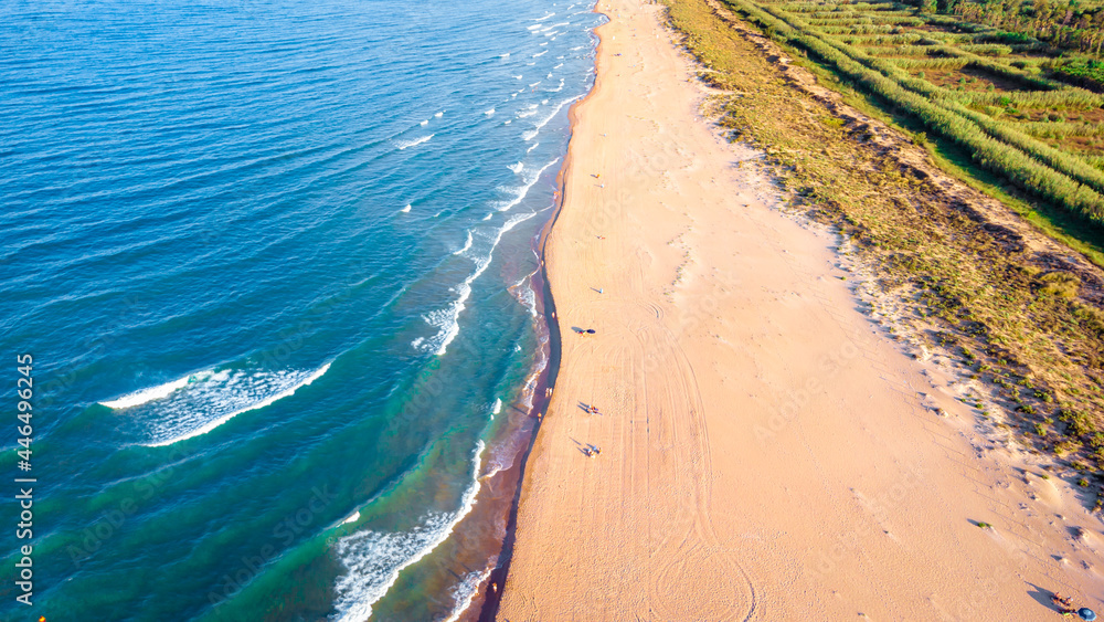 Fotografía aérea de la playa de Xeraco (Valencia) al atardecer. Imagen tomada con drone.