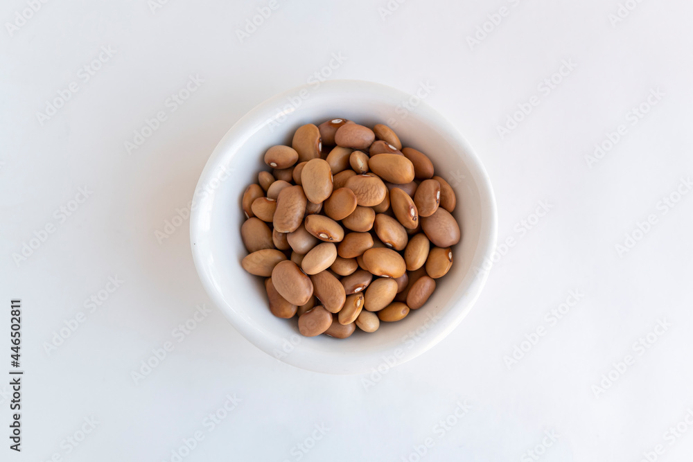 granos de frijoles bayos y fondo blanco granos de frijoles bayos y fondo blanco