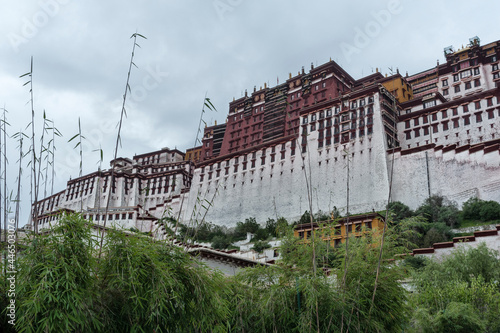 Foto LHASA, TIBET - AUGUST 17, 2018: Magnificent Potala Palace in Lhasa, home of the Dalai Lama before the Chinese invasion and Unesco World Heritage Site