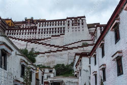 Foto LHASA, TIBET - AUGUST 17, 2018: Magnificent Potala Palace in Lhasa, home of the Dalai Lama before the Chinese invasion and Unesco World Heritage Site