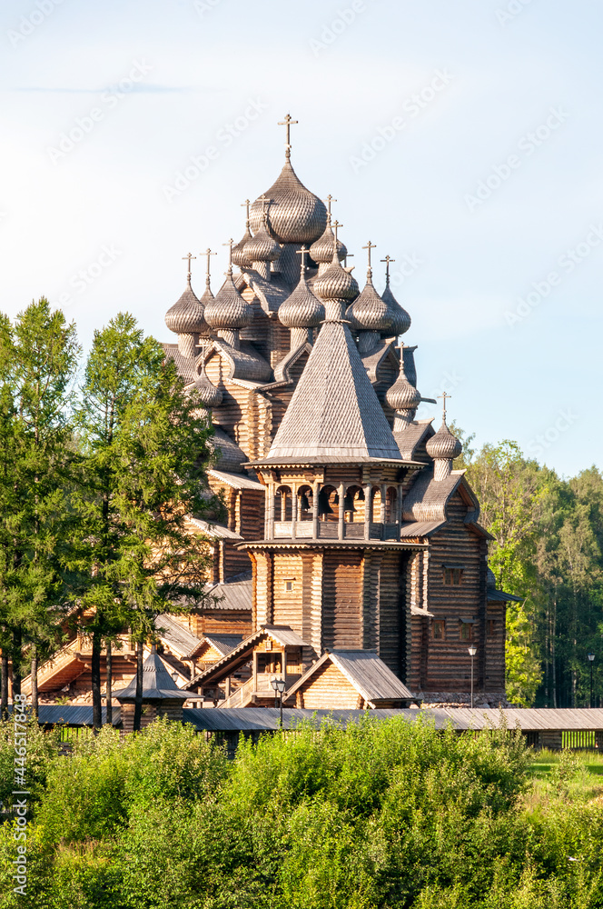 Fototapeta premium Log Orthodox Church in Russia