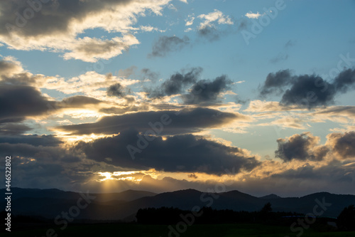 美しい夕暮れの空の光芒と青空
